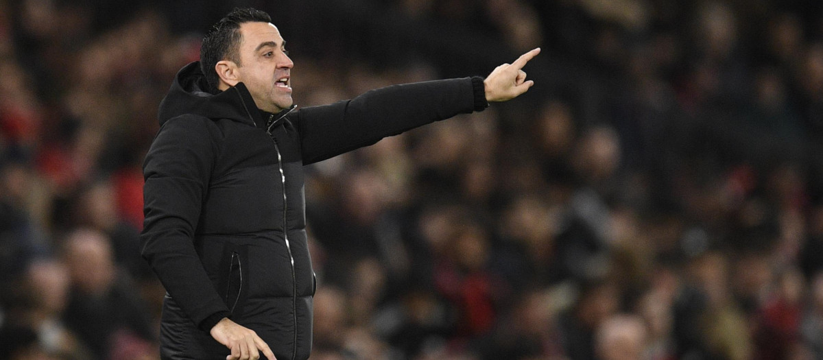 Xavi Hernández dando instrucciones a sus jugadores en la derrota del Barcelona en Old Trafford