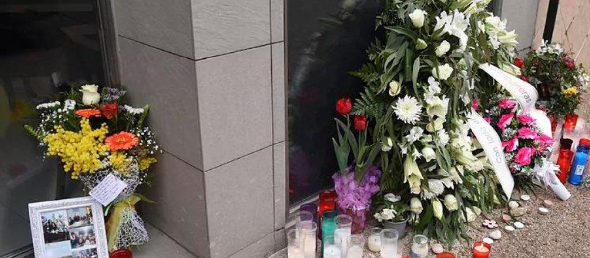 Flores en recuerdo a la joven fallecida en Manresa. Su hermana sigue en estado grave