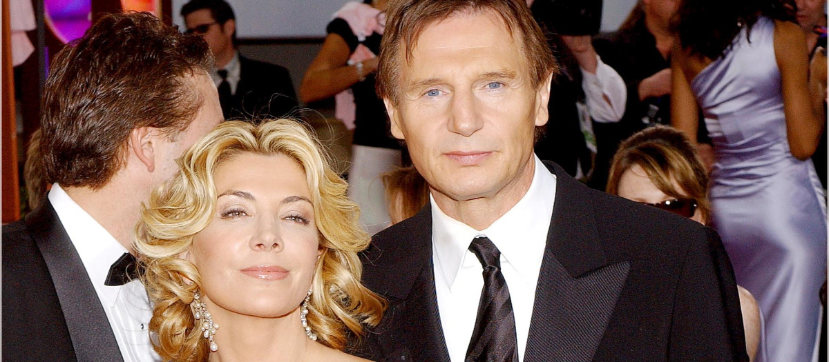Natasha Richardson y Liam Neeson posando en la alfombra roja de los Globos de Oro en 2005