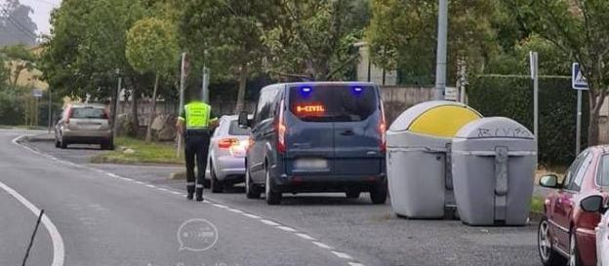Una furgoneta camuflada vigilando desde la calzada