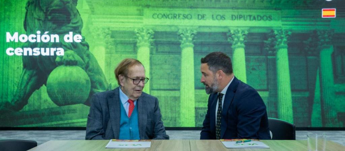 Ramón Tamames junto a Santiago Abascal en la sede nacional de Vox