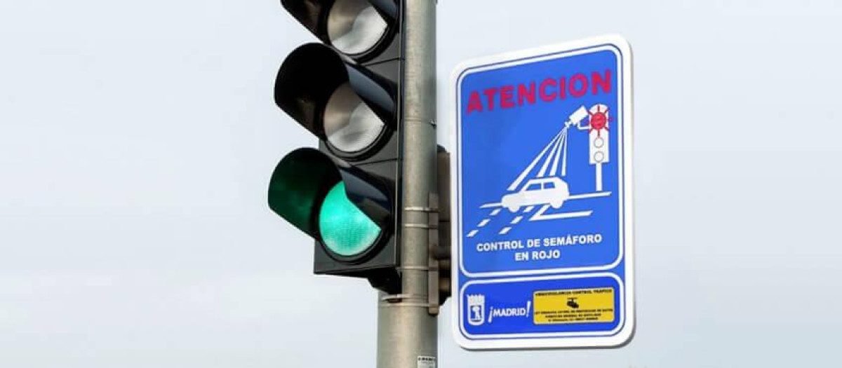 Señal indicativa de una cámara de semáforo
