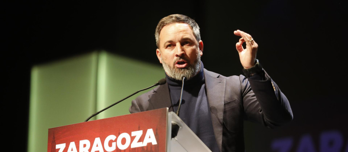 El líder de Vox, Santiago Abascal, interviene hoy viernes al Palacio de Congresos de Zaragoza donde continúa la campaña España, decide, con el foco puesto en las elecciones municipales y autonómicas que tendrán lugar el próximo 28 de mayo. EFE/Javier Cebollada