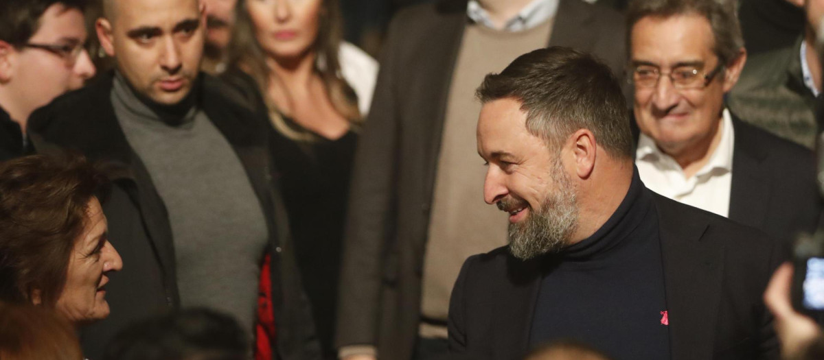 ZARAGOZA, 24/02/2023.- El líder de Vox, Santiago Abascal (d), saluda a los simpatizantes a su llegada hoy viernes al Palacio de Congresos de Zaragoza donde continúa la campaña España, decide, con el foco puesto en las elecciones municipales y autonómicas que tendrán lugar el próximo 28 de mayo. EFE