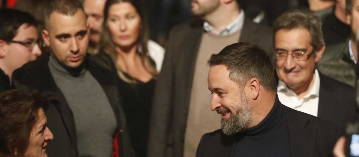 ZARAGOZA, 24/02/2023.- El líder de Vox, Santiago Abascal (d), saluda a los simpatizantes a su llegada hoy viernes al Palacio de Congresos de Zaragoza donde continúa la campaña España, decide, con el foco puesto en las elecciones municipales y autonómicas que tendrán lugar el próximo 28 de mayo. EFE