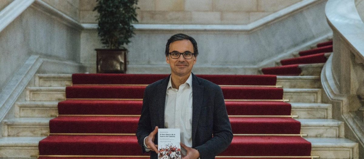Manuel Acosta en las escaleras del Parlament
