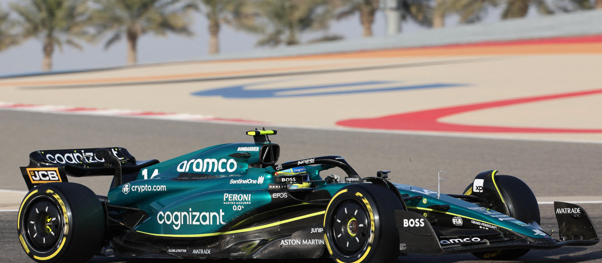 El Aston Martin de Fernando Alonso en la última jornada de test en el desierto de Baréin