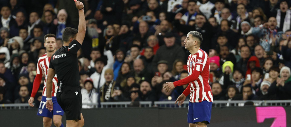 Gil Manzano expulsó a Ángel Correa en el derbi madrileño