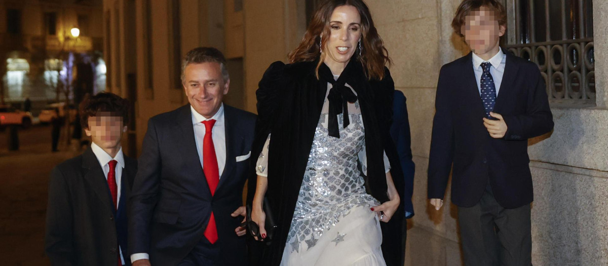Ana Aznar Botella, junto a su marido Alejandro Agag y sus hijos, a su llegada a la celebración del 70 cumpleaños del ex presidente del Gobierno José María Aznar