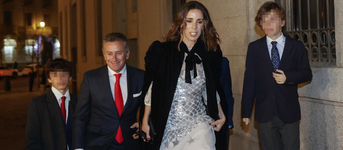 Ana Aznar Botella, junto a su marido Alejandro Agag y sus hijos, a su llegada a la celebración del 70 cumpleaños del ex presidente del Gobierno José María Aznar