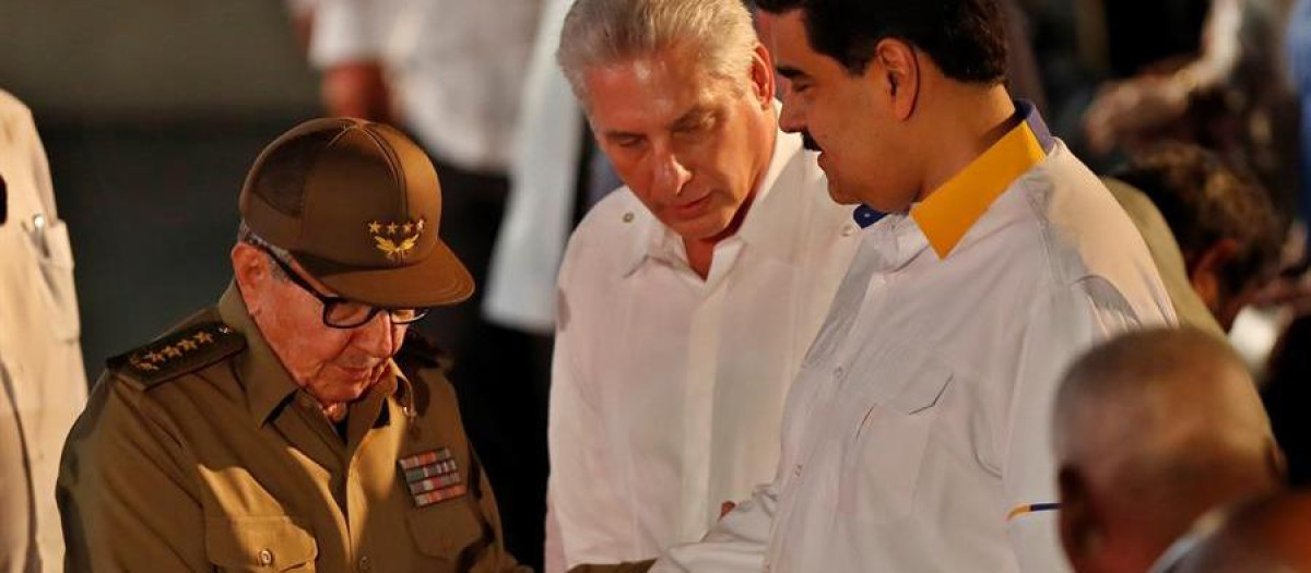 Raúl Castro saluda a Nicolás Maduro en presencia del presidente de Cuba, Miguel Díaz-Canel