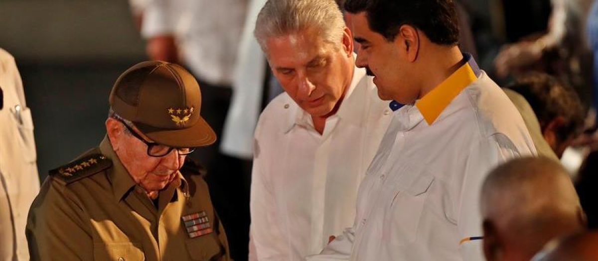 Raúl Castro saluda a Nicolás Maduro en presencia del presidente de Cuba, Miguel Díaz-Canel