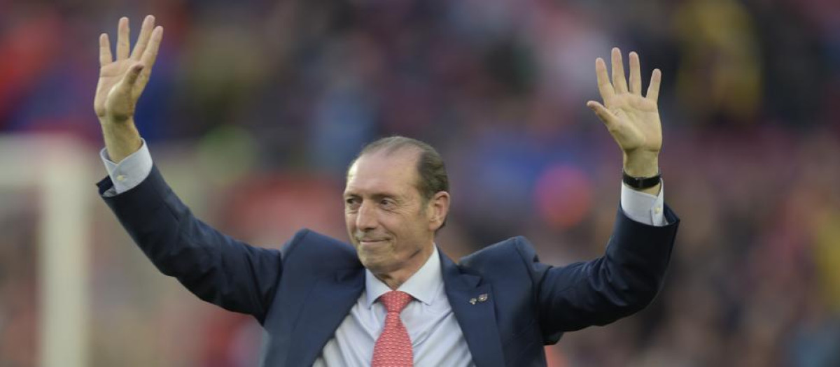 Quini saluda a los aficionados del Sporting en El Molinón