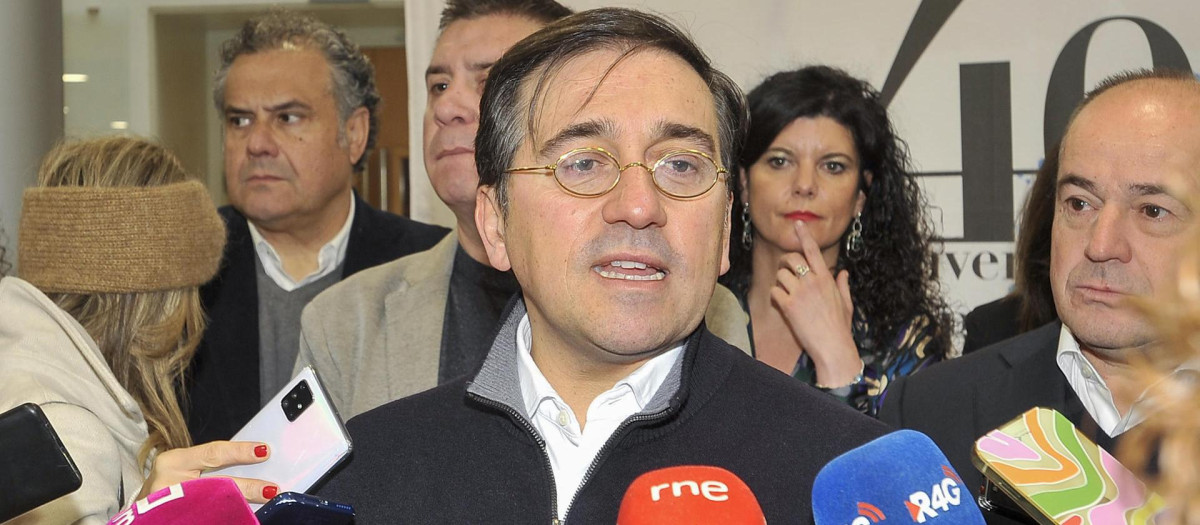 ALBACETE, 26/02/2023.- El ministro de Exteriores José Manuel Albares realiza declaraciones ante los medios de comunicación durante una reunión con militantes en la sede del PSOE este domingo en Albacete. EFE/ Manu