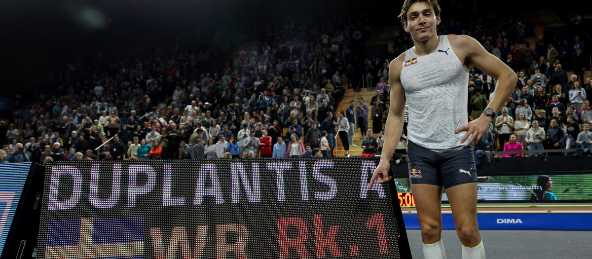 Armand Duplantis posa con el marcador después de batir el récord mundial de 6.22m