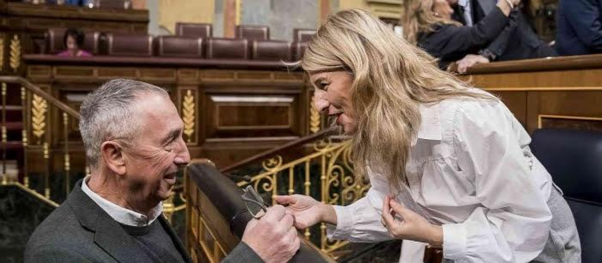 La vicepresidente Segunda del Gobierno, Yolanda Díaz, y Joan Baldoví dialoga en el Congreso de los Diputados.