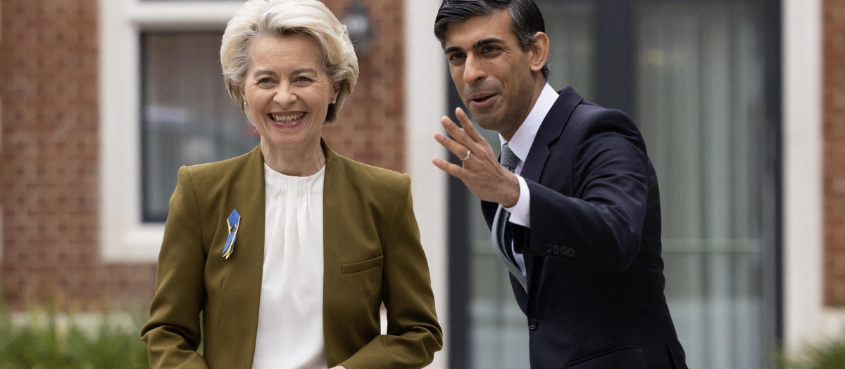 Britain's Prime Minister Rishi Sunak (R) greets European Commission chief Ursula von der Leyen as she arrives at the Fairmont Hotel in Windsor, west of London on February 27, 2023, ahead of their meeting. - Britain and the European Union were on Monday poised to agree a crucial overhaul of trade rules in Northern Ireland, in a breakthrough aimed at resetting strained relations since Brexit. (Photo by Dan Kitwood / POOL / AFP)