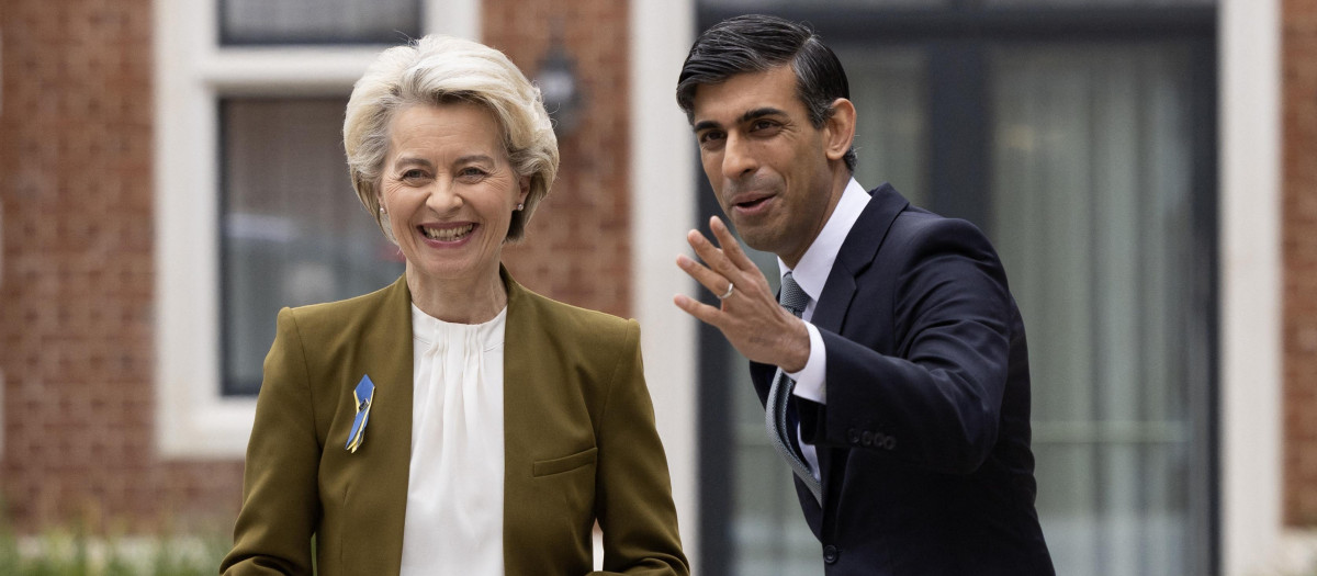 Britain's Prime Minister Rishi Sunak (R) greets European Commission chief Ursula von der Leyen as she arrives at the Fairmont Hotel in Windsor, west of London on February 27, 2023, ahead of their meeting. - Britain and the European Union were on Monday poised to agree a crucial overhaul of trade rules in Northern Ireland, in a breakthrough aimed at resetting strained relations since Brexit. (Photo by Dan Kitwood / POOL / AFP)