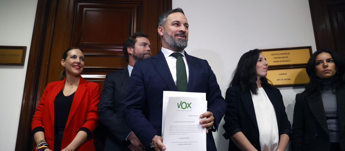 Santiago Abascal y otros diputados de Vox registrando la moción de censura