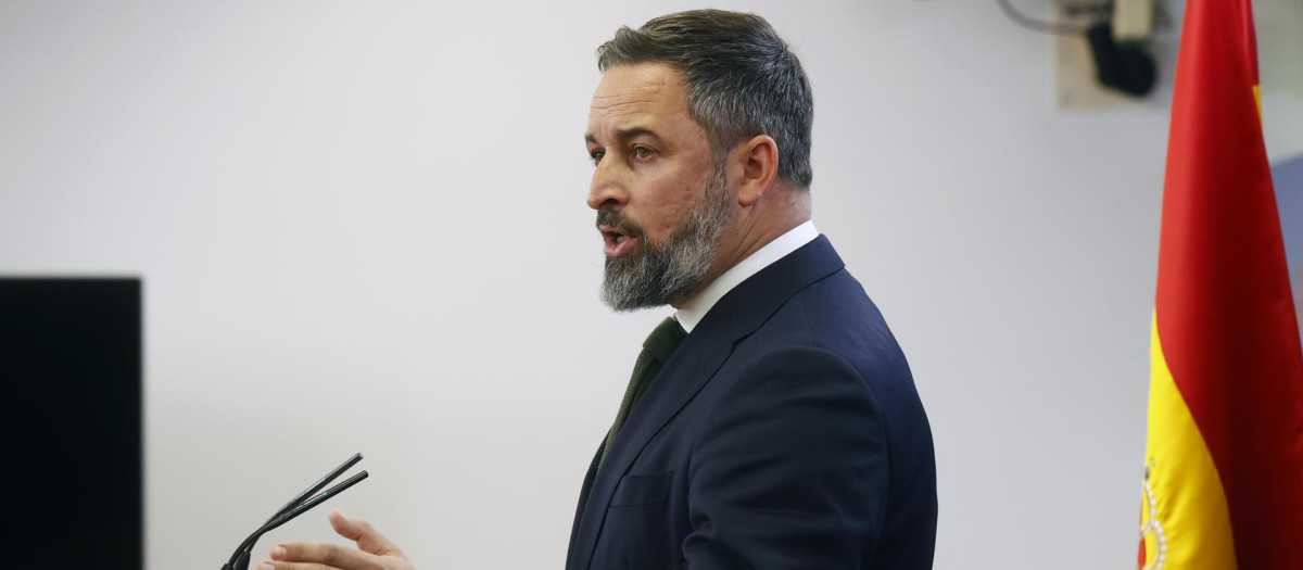 MADRID, 27/02/2023.- El presidente de Vox, Santiago Abascal, ofrece una rueda de prensa depués de formalizar este lunes en el Registro del Congreso de los Diputados en Madrid una moción de censura contra Pedro Sánchez, que encabezará el veterano economista Ramón Tamames con el aval de los 52 diputados del grupo parlamentario Vox