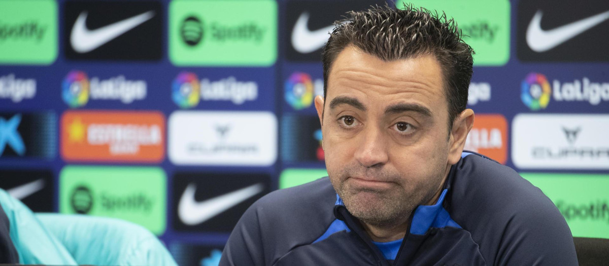 El entrenador del FC Barcelona, Xavi Hernández, ofrece una rueda de prensa en Barcelona, este sábado. EFE/ Marta Pérez