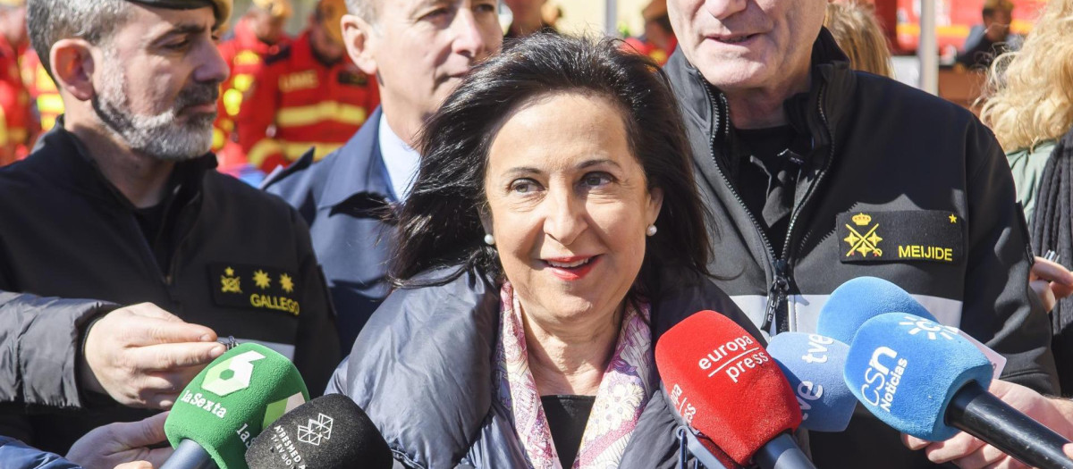 La ministra de Defensa, Margarita Robles, durante su visita a los miembros del Segundo Batallón de Intervención en Emergencias (BIEM II) que se desplazo a Turquía por el terremoto, este lunes en la base aérea de Morón de la Frontera (Sevilla). EFE/ Raúl Caro.