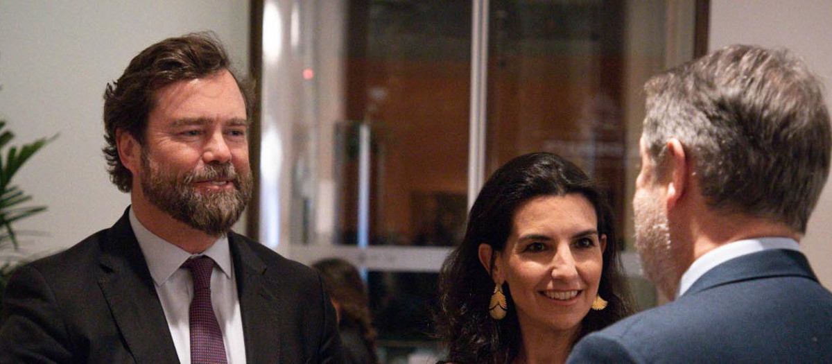 Iván Espinosa de los Monteros y Rocío Monasterio charlan con Bieito Rubido