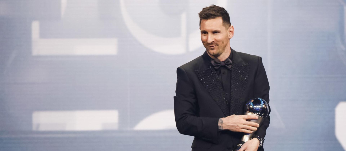 Leo Messi con el premio The Best 2022