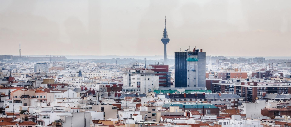 Vista del edificio de Torrespaña 'El Pirulí' desde el Faro de Moncloa