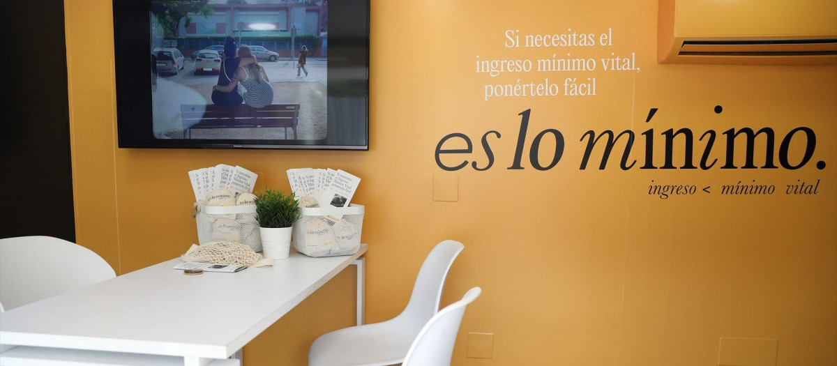 Vista interior de un autobús informativo del Ingreso Mínimo Vital.