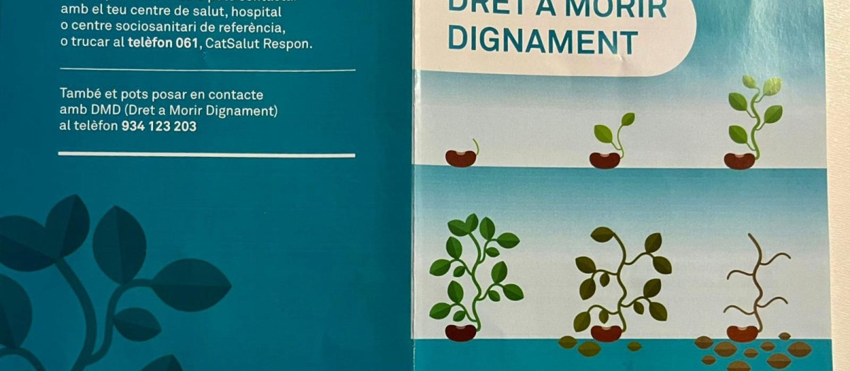 Los dípticos que se han repartido en centros cívicos y sedes de distrito, y que promocionan la eutanasia