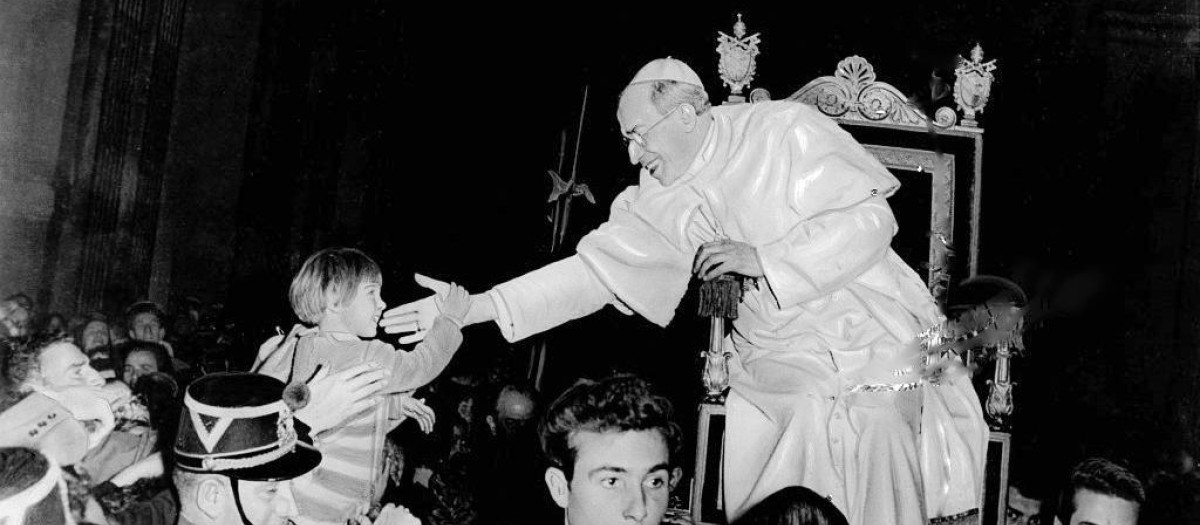 Pío XII durante una audiencia en el Vaticano