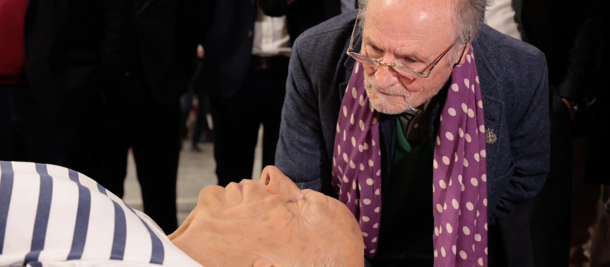 El pintor Antonio López contemplando la escultura de 'La muerte de Picasso' en la Feria ARCO 2023