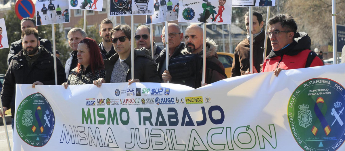Plataforma por una Jubilación Digna y la Plena Equiparación Salarial de Policías y Guardias Civiles se ha cocentrado frente a la Moncloa