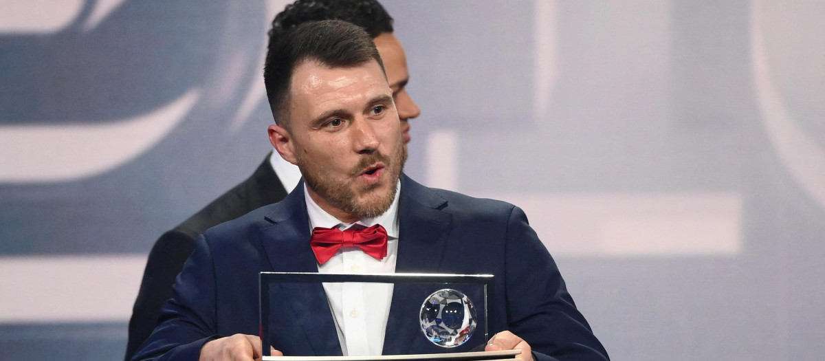 El futbolista polaco Marcin Oleksy recogiendo el premio Púskas el pasado lunes