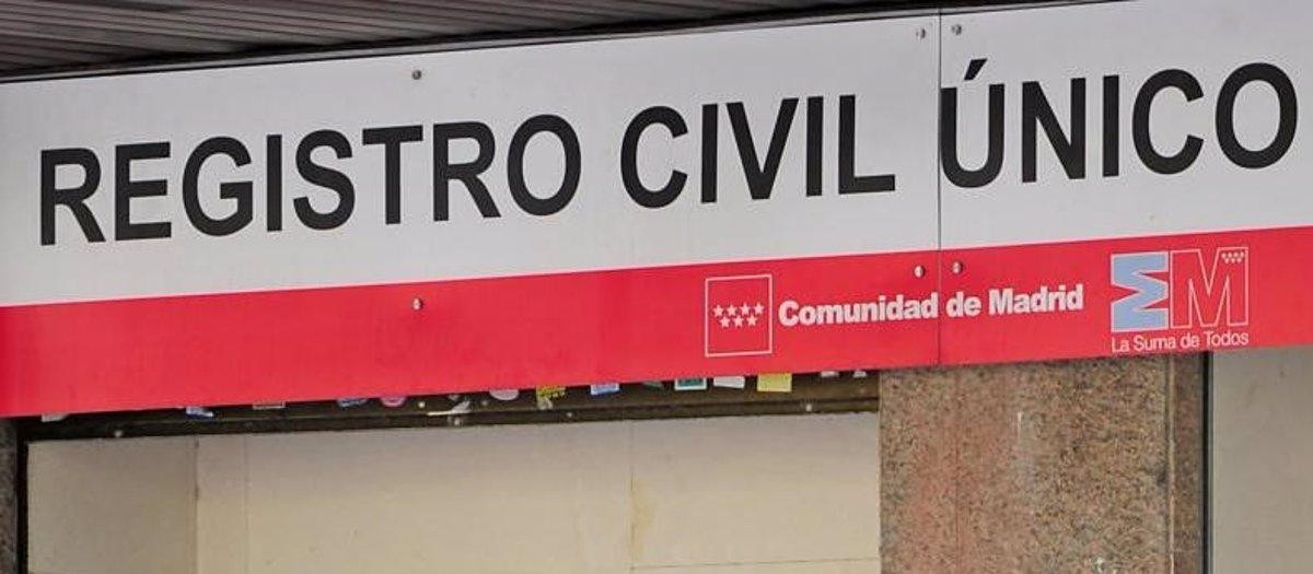 Oficina del Registro Civil en la Comunidad de Madrid.

La Comunidad de Madrid va a invertir más de 250.000 euros, entre los ejercicios de 2017 y 2018, para "mejorar y modernizar" el edificio del Registro Civil Único de Madrid, situado en la calle Pradillo, entre estas actuaciones retirará los elementos antiguos de fibrocemento existentes.

POLITICA ESPAÑA EUROPA MADRID AUTONOMÍAS
COMUNIDAD DE MADRID