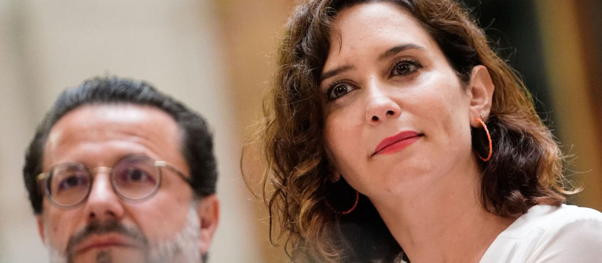 La presidenta de la Comunidad de Madrid junto al Consejero de Economía y Hacienda