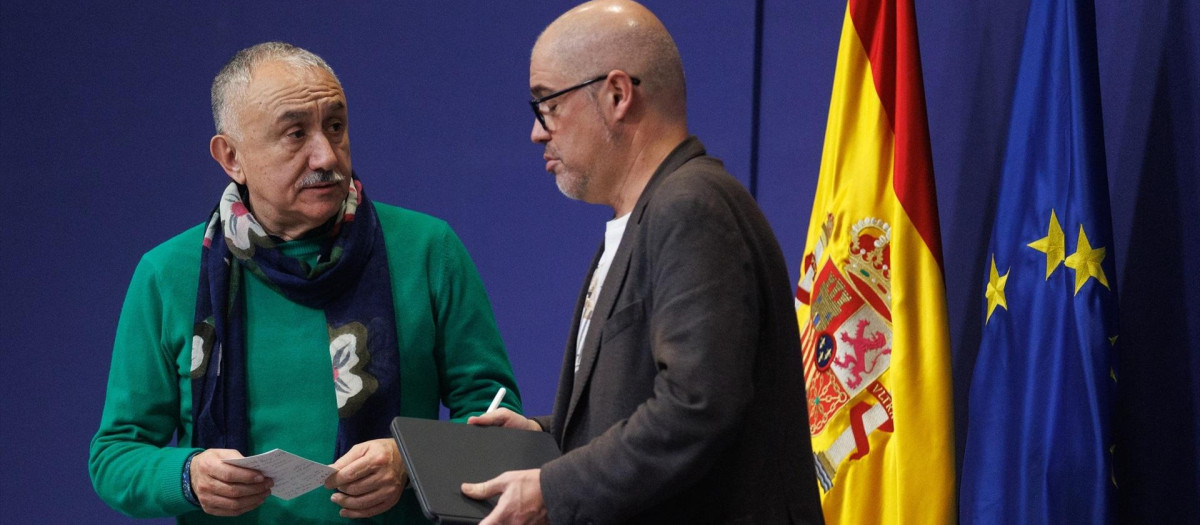 El secretario general de CCOO, Unai Sordo, y el secretario general de UGT, Pepe Álvarez, conversan a su llegada a una reunión en el Ministerio de Trabajo.