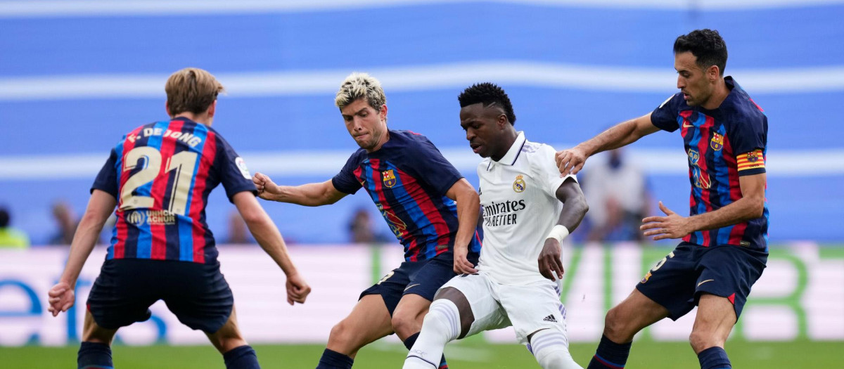 De Jong, Sergi Roberto, Vinicius y Busquets, en un Real Madrid - Barcelona