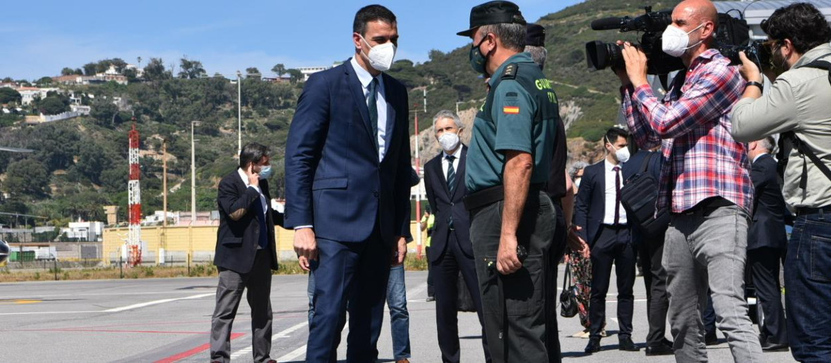 Pedro Sánchez saluda a un agente de Guardia Civil en Ceuta, en una imagen de archivo