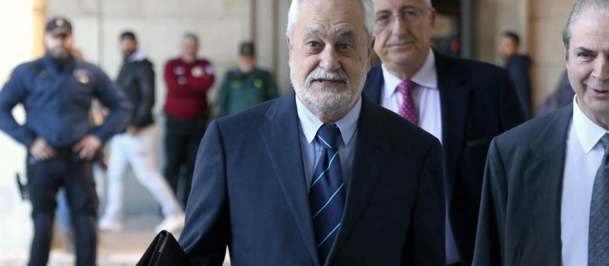 El expresidente de la Junta de Andalucía, José Antonio Griñán, a su llegada a la Audiencia de Sevilla por los ERE
