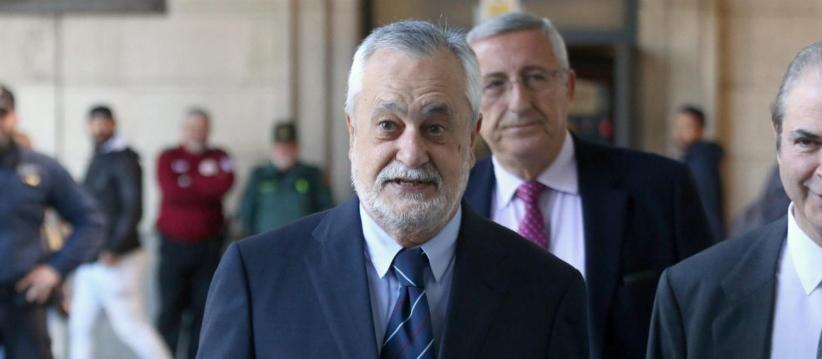 El expresidente de la Junta de Andalucía, José Antonio Griñán, a su llegada a la Audiencia de Sevilla por los ERE