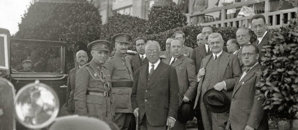 Niceto Alcalá-Zamora, Indalecio Prieto y Queipo de Llano (segundo militar por la izquierda)en San Sebastián en 1932