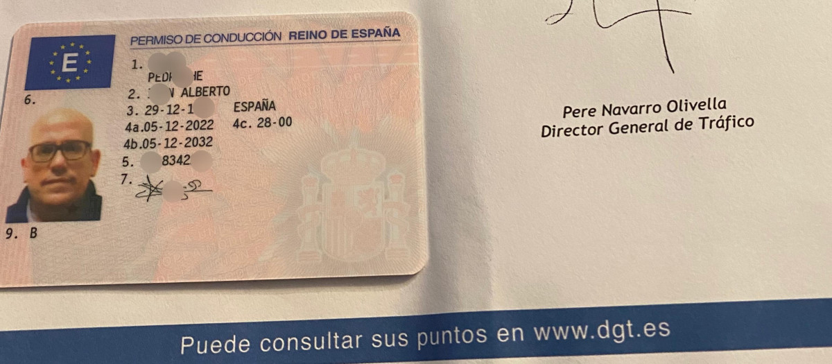 Carnet de conducir actual remitido por la DGT y firmado por Pere Navarro