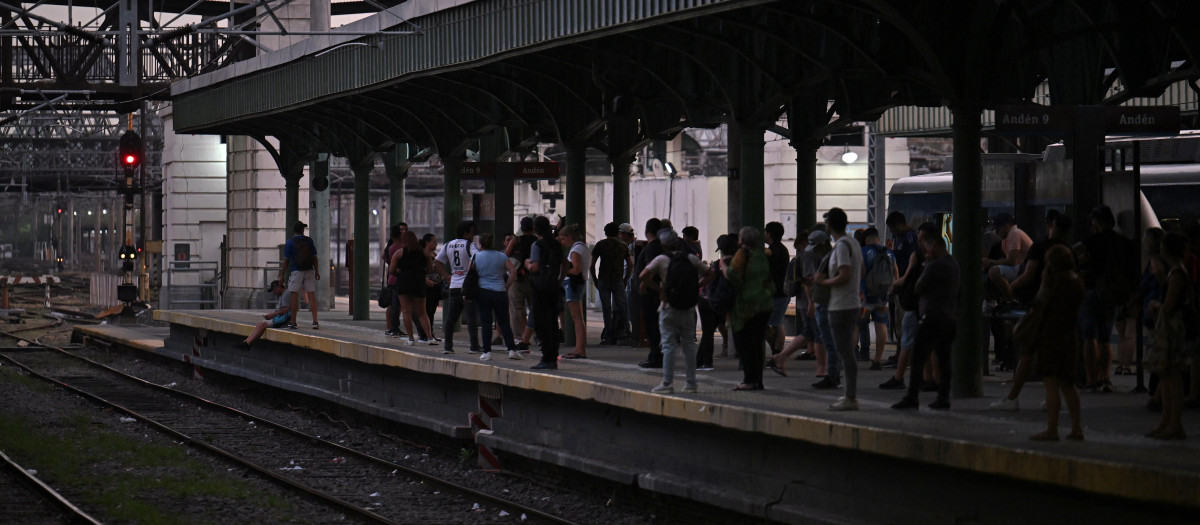 People wait at the Constitucion train station in Buenos Aires on March 1st, 2023, following an outage caused by a fire which affected the high-voltage system. - A massive power outage caused by a fire in a field near the high-voltage power lines that connect to the Atucha 1 nuclear power plant, affected millions of people in part of Buenos Aires and several provinces for at least two hours, authorities stated. (Photo by Luis ROBAYO / AFP)