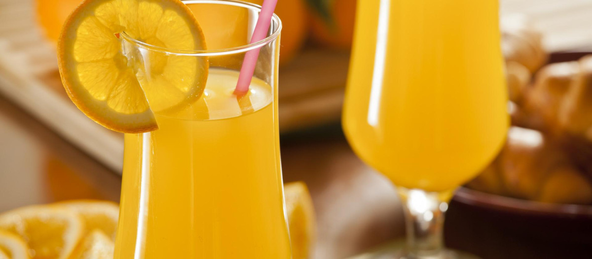 .orange,drink,drinking,bibs,closeup,green,brown,brownish,brunette,black,swarthy,jetblack,deep black,progenies,fruits,orange juice,beverage,food,dish,meal,white,fresh,yellow,pink,healthy,breakfeast,breakfast,bright,cold drink