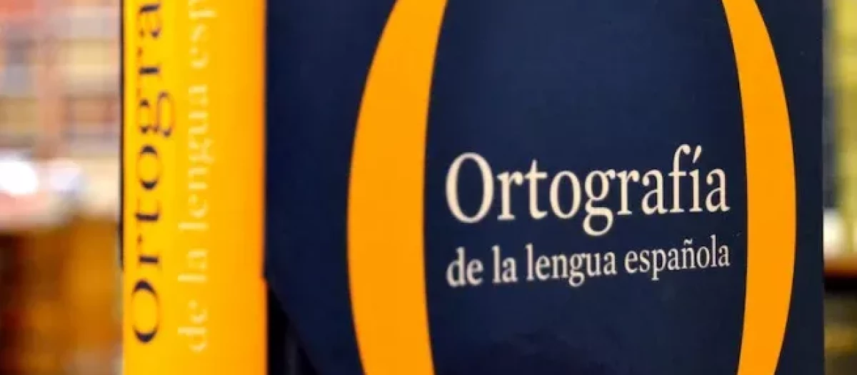 Un libro de la Real Academia de la Lengua Española (RAE)