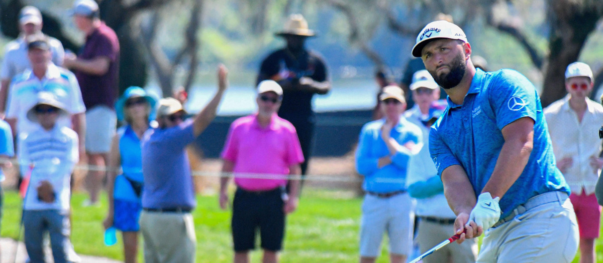 El español Jon Rahm golpea una bola hoy, durante su primer día en el torneo Arnold Palmer Invitational