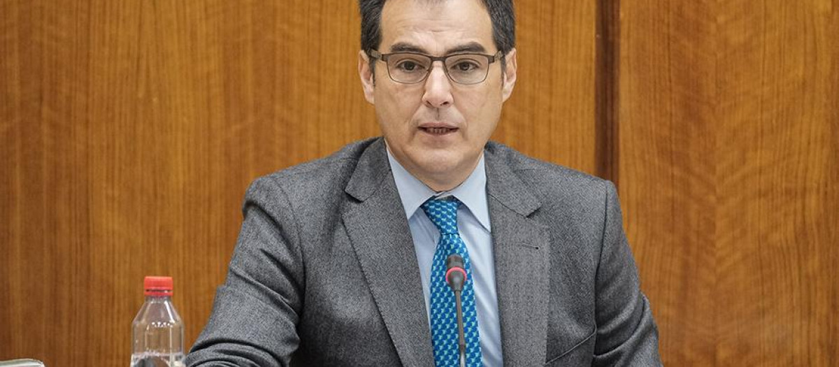 El consejero de Justicia, Administración Local y Función Pública, José Antonio Nieto, durante la comparecencia en comisión parlamentaria