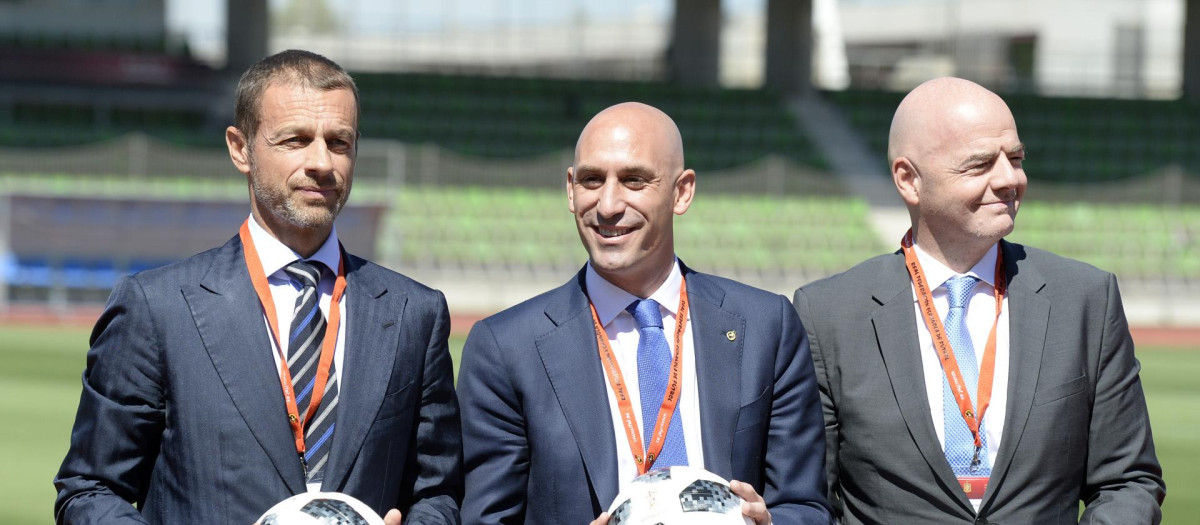 Ceferin, presidente de la UEFA (izq.), Rubiales e Infantino, presidente de la FIFA (dcha.)